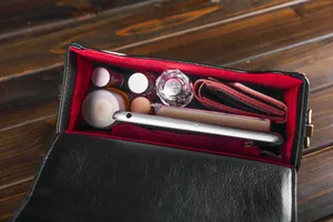 Detaillierte Innenansicht des Stauraums einer schwarzen Vintage-Handtasche mit rotem Samtfutter