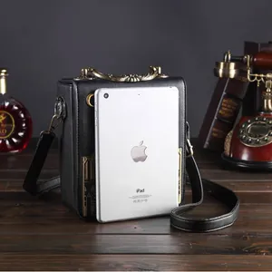 Vintage Umhängetasche aus schwarzem Leder mit Uhrenmuster und verzierten Bronzegriffen