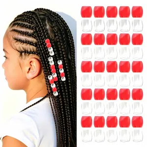 Nahaufnahme von 50 roten und klaren Haarperlen für DIY afrikanische Zopffrisuren