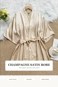 Elegante vestaglia in raso color champagne con maniche larghe e comoda cintura in vita
