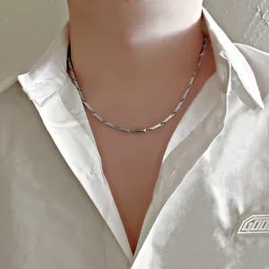 Collana minimalista in acciaio al titanio argento di alta qualità con maglie a foglia