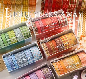 Gedetailleerd overzicht van diverse kleurrijke geruite washi-tapes voor creatief knutselen