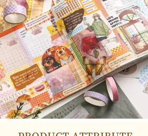 Macro-opname van geruite washi-tape en vintage stickers in een creatief DIY plakboek