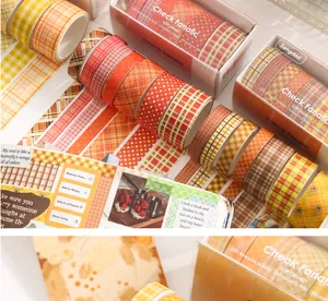 Detailweergave van warmgekleurde geruite washi tape set en DIY dagboektoepassing