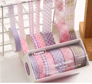 Detail van paarse en roze geruite washi tape set in een creatieve verpakking