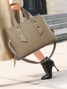Elegante borsa shopping in pelle martellata taupe da donna con raffinati dettagli dorati