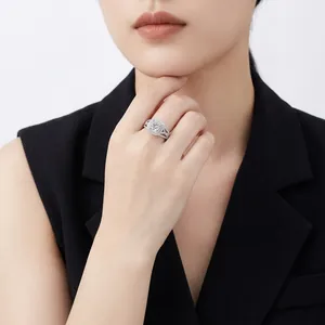 Eleganter S925 Silber Moissanit Halo Ring, präsentiert von einem asiatischen Model