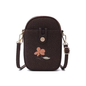 Detailansicht der dunkelbraunen Mini-Handytasche mit Blumendesign