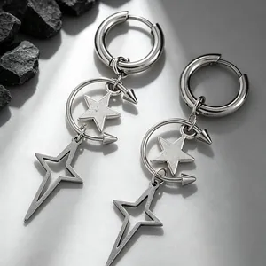 Vue détaillée de boucles d'oreilles pendantes punk gothiques avec étoiles et flèches