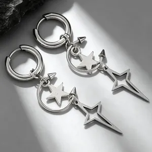 Détail de boucles d'oreilles punk gothiques en argent avec croissant et étoile.