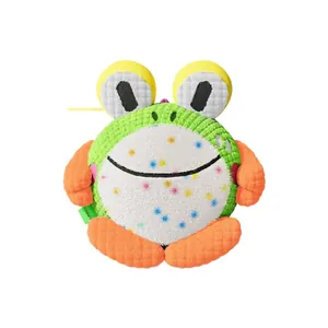 Balle sautante électrique pour chien avec un joli design de grenouille verte en peluche