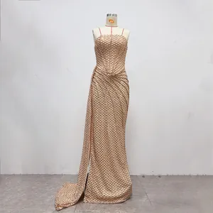 Elegante abito da sera in paillettes oro champagne con corsetto e spacco alto