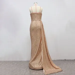 Elegante vista posteriore abito da sera champagne con paillettes e lungo strascico