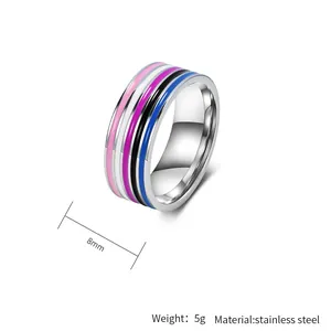 Detailansicht eines 8mm Edelstahlrings mit den Farben der Genderfluid Pride Flagge