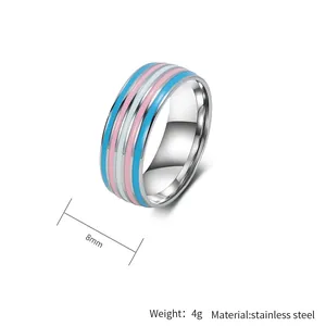 Nahaufnahme eines 8 mm Edelstahlrings mit Streifen in der Transgender-Stolz-Flagge