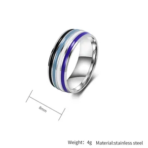 Detailansicht eines 8mm breiten Edelstahlrings mit blau-schwarzen Emaillestreifen