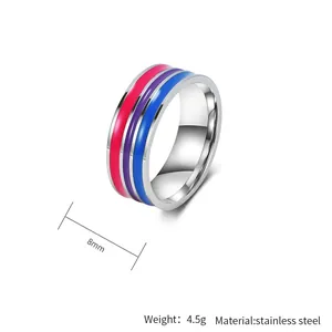 Detailansicht eines 8-mm-Edelstahlrings mit Stolzflagge und farbigen Emailstreifen