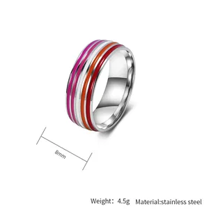 Detailansicht eines 8 mm Edelstahlrings mit Streifen der Lesbian Pride Flagge.