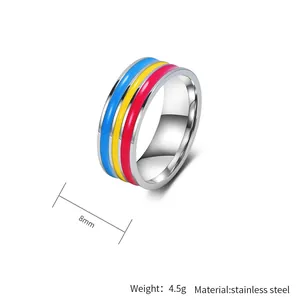 Detaillierte Ansicht eines 8mm breiten Edelstahlrings mit bunten Emailstreifen