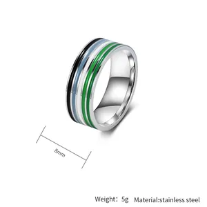 Nahaufnahme des 8mm Edelstahl-Bandrings mit schwarzen und grünen Emaille-Streifen