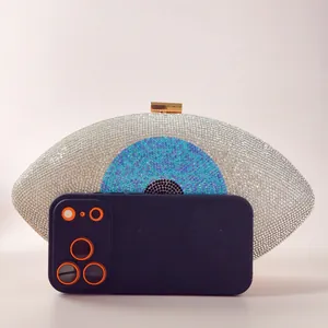 Vue détaillée de la pochette de soirée en forme d'œil sertie de cristaux et strass