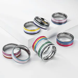 Detailansicht von Edelstahlringen mit bunten Pride-Flaggen-Emaillestreifen