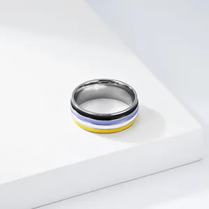Detailansicht eines Titanstahlrings mit Non-Binary-Stolzflagge-Emaillestreifen.