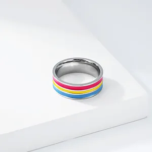 Detaillierte Nahaufnahme eines Titanstahlrings mit rosa gelben blauen Emaille-Streifen