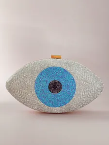 Vue détaillée de la pochette de luxe en forme d'œil avec strass bleus et argentés
