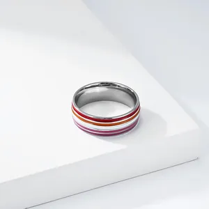 Detailansicht eines polierten Edelstahlrings mit den Emaillestreifen der Lesbian Pride Flagge
