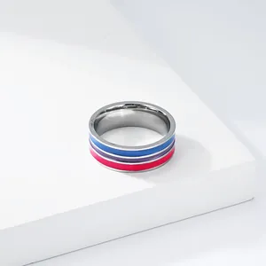 Detailaufnahme eines Titanstahlrings mit Emaille-Streifen in Bisexual-Flag-Farben.
