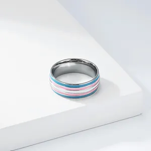Hochwertiger Titanstahlring mit blau-rosa Streifen der Transgender-Pride-Flagge