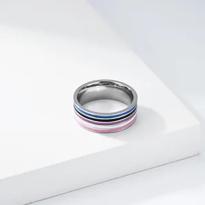 Detailansicht eines Titanstahlrings mit bunten Pride-Streifen aus Emaille
