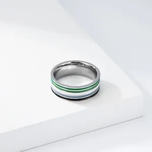 Detailansicht eines Titanstahlrings mit lebhaften grünen und blauen Öl-Tropfen-Streifen.