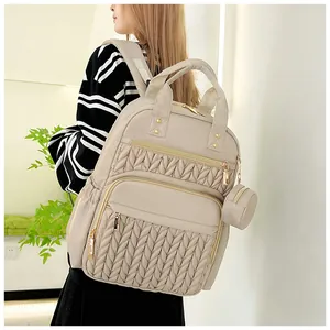 Seitenansicht eines beigen, gesteppten Wickelrucksacks mit großem Fassungsvermögen