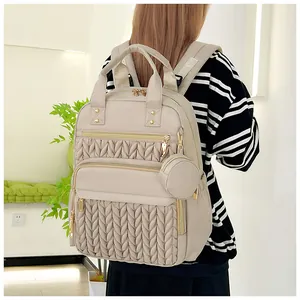 Großer Retro-Wickelrucksack mit Steppmuster in Beige, von Modell getragen