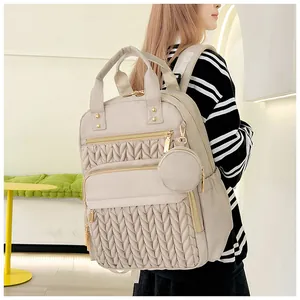 Detailansicht beige gesteppter Wickelrucksack mit passendem runden Münzfach