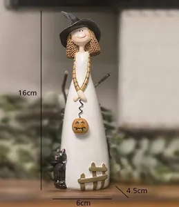 Detailansicht der süßen Halloween-Hexenfigur mit Angabe der 16 cm Höhe und des Designs