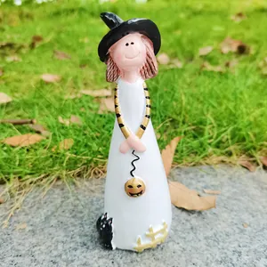 Süße Halloween-Hexenfigur mit kleiner Kürbis-Laterne und schwarzer Katze Dekoration