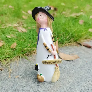 Nahaufnahme einer niedlichen Harz-Halloween-Hexenfigur mit Kürbis- und Besendetails