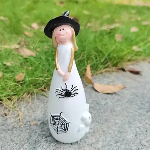 Nahaufnahme einer handgefertigten Halloween-Hexenfigur mit Spinne und Spinnennetz