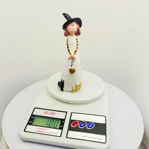Handbemalte Halloween Hexe Figur auf einer Waage mit einem Gewicht von etwa 100g