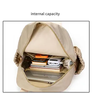 Geräumiges Innenleben eines Vintage-Wickelrucksacks mit vielen organisierten Fächern