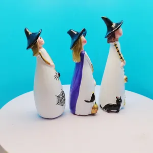 Handbemaltes Set aus drei süßen Halloween-Hexenfiguren für die festliche Tischdekoration.