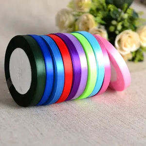 Gros plan de rubans en satin double face 3-4mm dans de multiples nuances vives et éclatantes