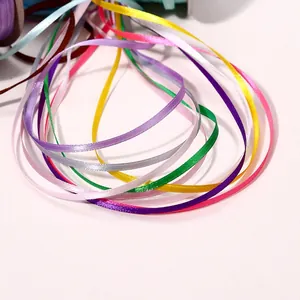 Gros plan détaillé de rubans de satin double face multicolores de 3 mm pour le DIY