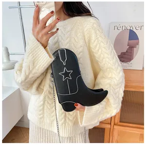 Sac bandoulière noir en forme de botte de cowboy avec étoile, porté par un mannequin