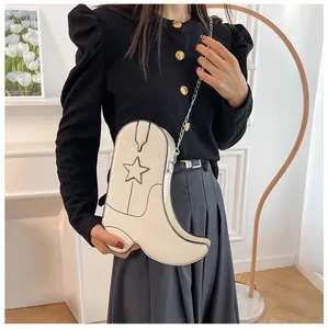 Femme élégante portant un sac bandoulière créatif en similicuir en forme de botte de cowboy