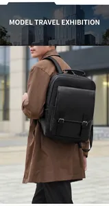 Professioneller schwarzer Business-Rucksack aus PU-Leder für Herren am Model im Freien