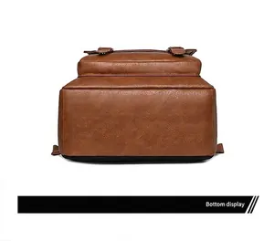 Detailansicht des strapazierfähigen Bodens des braunen PU-Leder-Rucksacks.